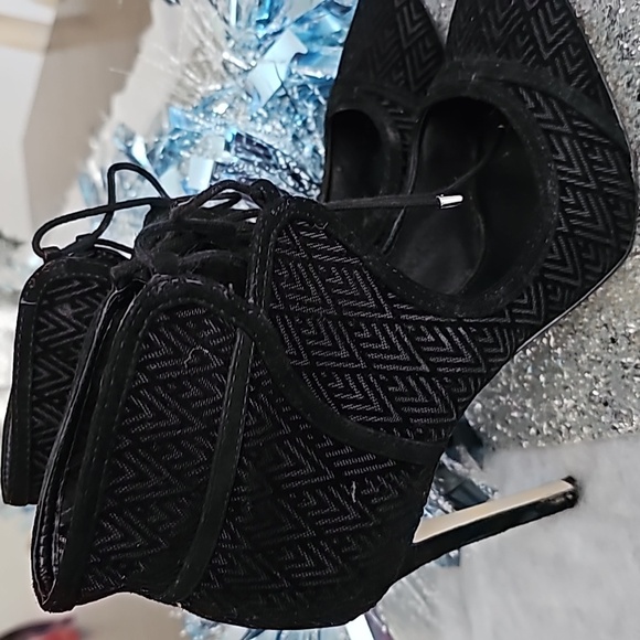 Cute Gianni Bini shootie/ bootie with chevron pattern in size 9 - Picture 3 of 4